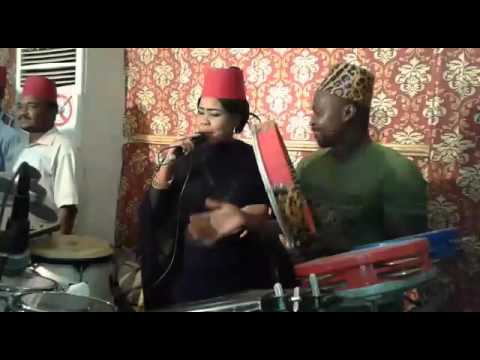 على اغاني الزار.. رقصة ساخنة تجمع قسوم ملك الطار وامل جبرة.. فيديو 1 12761078