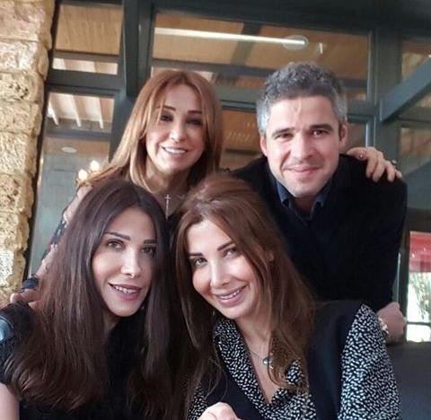 بالفيديو”: نانسي عجرم مذيعة أخبار التاسعة في ” MBC” 1 نانسي عجرم وشقيقاها يحتفلان بعيد ميلاد والدتهم