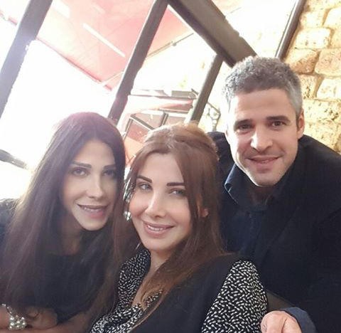 نانسي عجرم: أجد نفسي «ممثلة »في الكليبات فقط 1 نانسي عجرم وشقيقاها يحتفلان بعيد ميلاد والدتهم