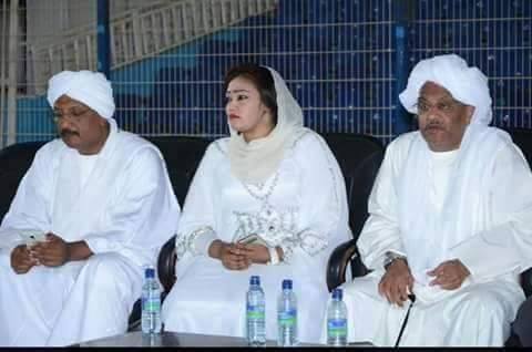 فاطمة الصادق تتابع مران الأزرق وتتوسط رجالات الهلال والبعض يصفها بالمرأة الحديدية