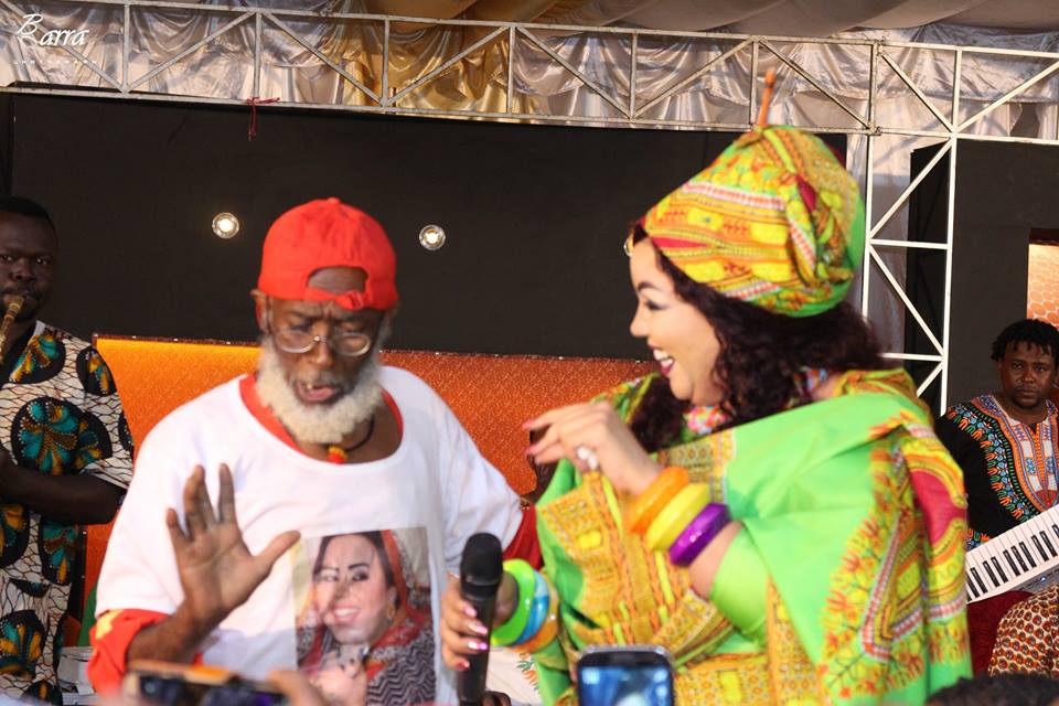 بالصورة.. ما هي حقيقة الرجل "المسن" الذي ظل يلاحق الفنانة ندى القلعة ويصر علي وضع صورتها بقميصه؟ وكيف جاء رد فعل المطربة الجماهيرية؟ 2 ما هي حقيقة الرجل "المسن" الذي ظل يلاحق الفنانة ندى القلعة ويصر علي وضع صورتها بقميصه