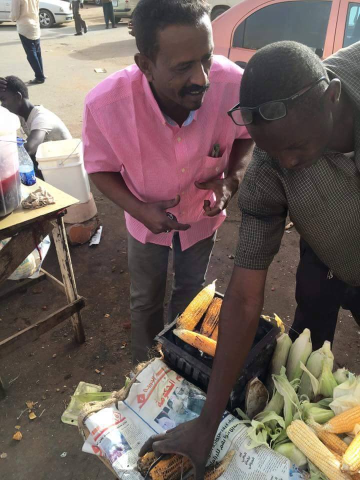 فنان الطمبور الأول "ود النصري" يتجول في احد الأسواق الشعبية بالخرطوم ويغازل "عيش الريف"