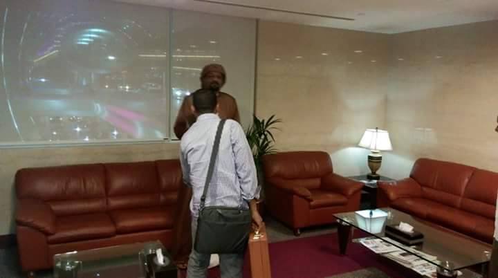 بالصور.. وسط دعوات حيرانه..شيخ الأمين يتحدي مروجي الشائعات ويغادر للإمارات بالفيرست كلاس..ومناصريه يخرجون ألسنتهم للجميع 2 شيخ الأمين يتحدي مروجي الشائعات ويغادر للإمارات مرة أخرى