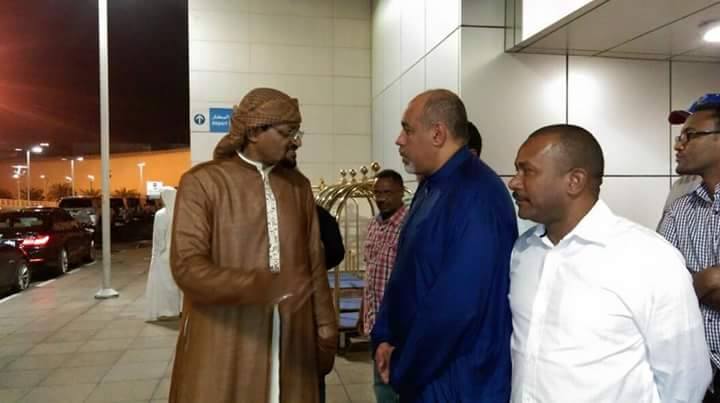 بالصور.. وسط دعوات حيرانه..شيخ الأمين يتحدي مروجي الشائعات ويغادر للإمارات بالفيرست كلاس..ومناصريه يخرجون ألسنتهم للجميع 4 شيخ الأمين يتحدي مروجي الشائعات ويغادر للإمارات مرة أخرى