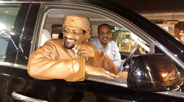 بالصور.. وسط دعوات حيرانه..شيخ الأمين يتحدي مروجي الشائعات ويغادر للإمارات بالفيرست كلاس..ومناصريه يخرجون ألسنتهم للجميع 3 شيخ الأمين يتحدي مروجي الشائعات ويغادر للإمارات مرة أخرى