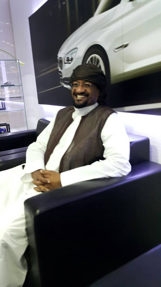 شيخ الأمين يصل عاصمة الضباب وحيرانه بالخارج يتسابقون علي استقباله