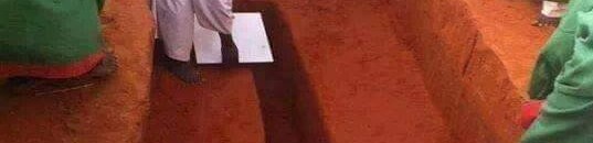 بالصورة..في بدعة جديدة بالسودان.. استخدام "السيراميك" بدلاً عن الطوب في دفن احد الشيوخ 10 dafn