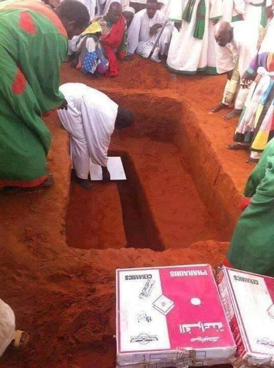 بالصورة..في بدعة جديدة بالسودان.. استخدام "السيراميك" بدلاً عن الطوب في دفن احد الشيوخ 1 dafn