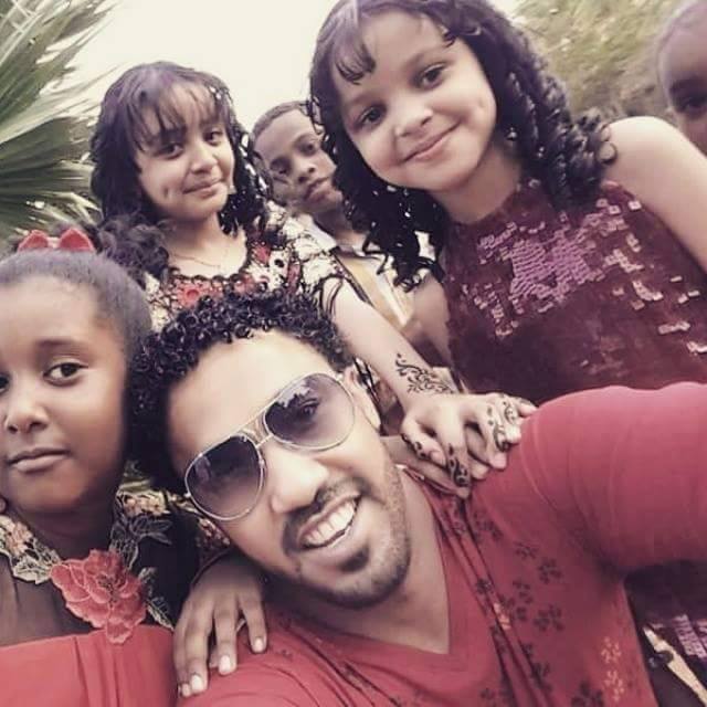 الفنان أحمد الصادق يلتقط سيلفي مع الأطفال وجمهوره يتفاخر "يحبك الكبار والصغار يا إمبراطور"