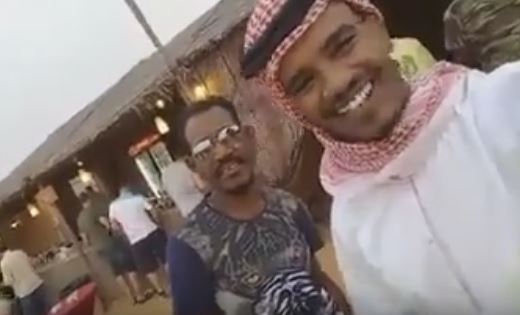 بالصورة والفيديو.. الفنان السوداني حسين الصادق يفاجئ جمهوره بارتدائه الملابس الخليجية "الجلابية والعقال"..ويمازح صديقه "هلا بالربع" 2 الفنان حسين الصادق يرتدي الملابس الخليجية