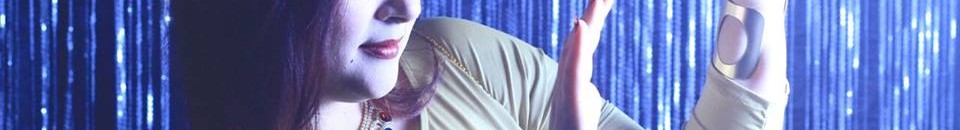 شاهد بالفيديو .. لدغتها كوبرا على المسرح.. فواصلت الغناء لـ 45 دقيقة ثم ماتت! 10 meme3