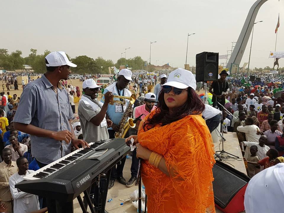 الفنانة ندى القلعة تصل تشاد للمشاركة في انتخابات الرئيس ديبي 