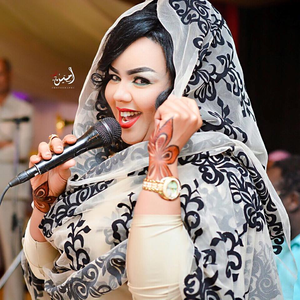 متطرفون يهاجمون حفل المطربة ندى القلعة بحلفا الجديدة وهم يرددون "الله اكبر" 1 nada mood2