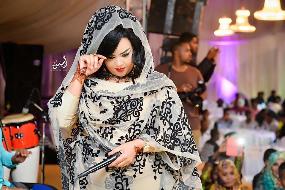 ندى القلعة تواصل تصدرها لعالم الموضة.. وثوبها الجديد الأغلى في سوق الأزياء النسائية بالسودان