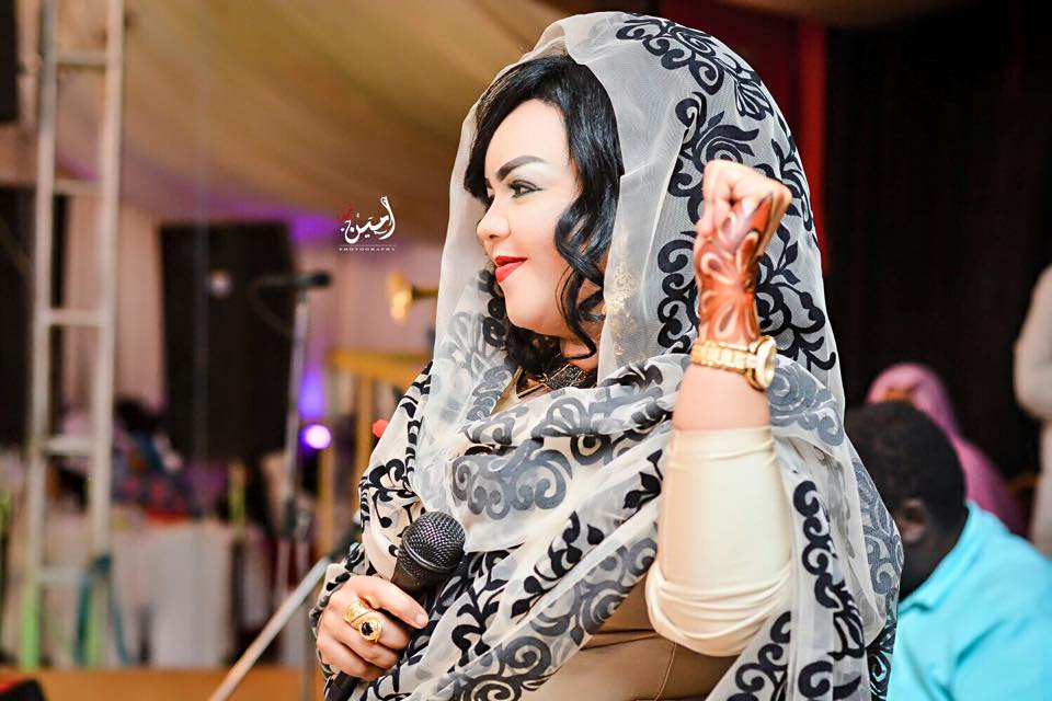 ندى القلعة تواصل تصدرها لعالم الموضة.. وثوبها الجديد الأغلى في سوق الأزياء النسائية بالسودان