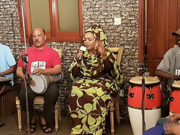 ندى القلعة تغني "للشروق" وأعضاء فرقتها يرتدون ملابس كتب عليها أسم "القلعة"