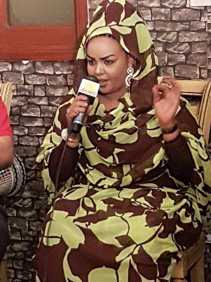 ندى القلعة تغني "للشروق" وأعضاء فرقتها يرتدون ملابس كتب عليها أسم "القلعة"