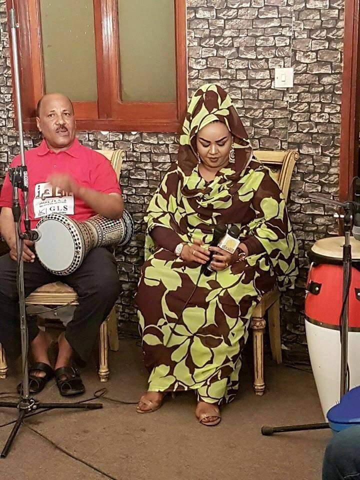 ندى القلعة تغني "للشروق" وأعضاء فرقتها يرتدون ملابس كتب عليها أسم "القلعة"