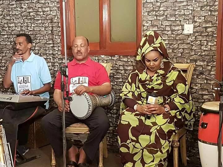 ندى القلعة تغني "للشروق" وأعضاء فرقتها يرتدون ملابس كتب عليها أسم "القلعة"