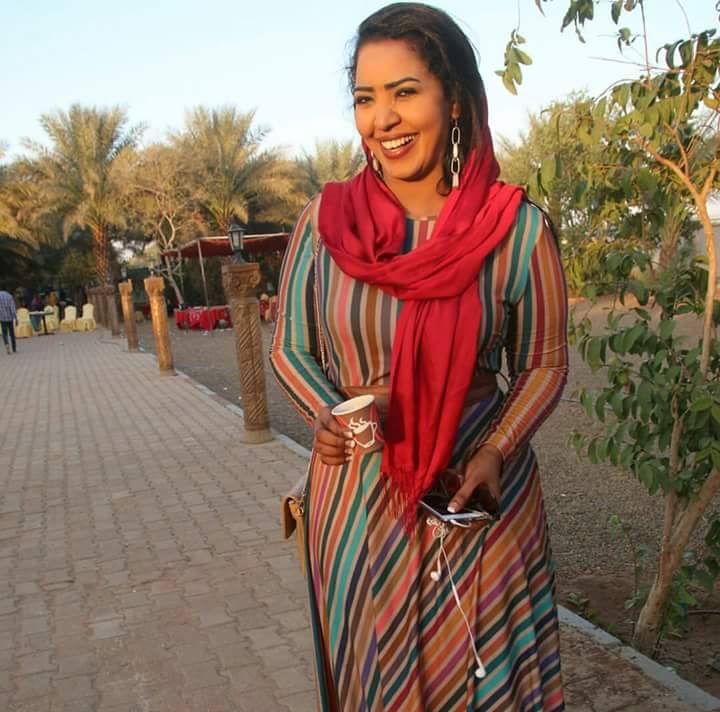 المذيعة السودانية نسرين النمر تخطف الأضواء من المذيعة الكويتية حليمة بولند والسبب ابتسامتها البراقة