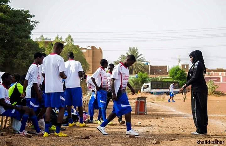 المدربة السودانية التي اختيرت ضمن أفضل مائة امرأة في العالم سلمي الماجدي تقود فريق النهضة ربك للتعادل بالدوري التأهيلي للممتاز وتنتقد حكم المباراة 1 salma mag