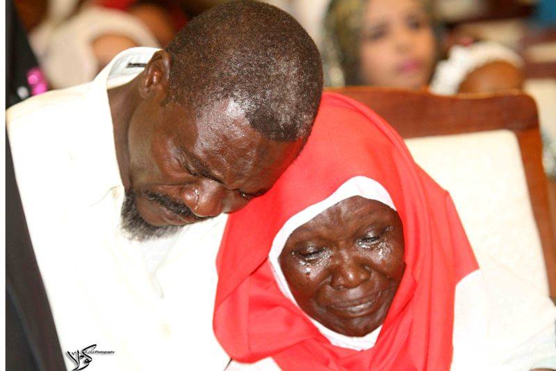 بالصور..وسط دموعها ودموع الحاضرين تكريم فخيم لسيدة سودانية قدمت سبعة من أبنائها للقوات المسلحة السودانية..أستشهد منهم أربعة وأصيب الخامس بإعاقة مستديمة..واثنين لا زالا يحميان الوطن 2 تكريم فخيم لسيدة سودانية قدمت سبعة من أبنائها للقوات المسلحة السودانية