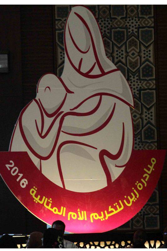 بالصور..وسط دموعها ودموع الحاضرين تكريم فخيم لسيدة سودانية قدمت سبعة من أبنائها للقوات المسلحة السودانية..أستشهد منهم أربعة وأصيب الخامس بإعاقة مستديمة..واثنين لا زالا يحميان الوطن 3 تكريم فخيم لسيدة سودانية قدمت سبعة من أبنائها للقوات المسلحة السودانية