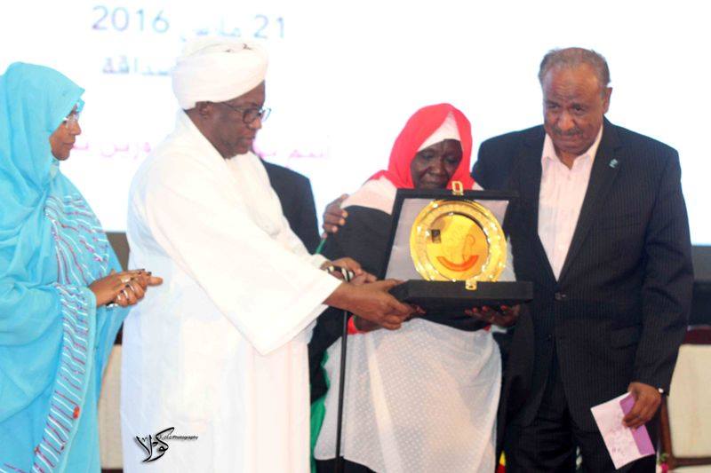 تكريم فخيم لسيدة سودانية قدمت سبعة من أبنائها للقوات المسلحة السودانية