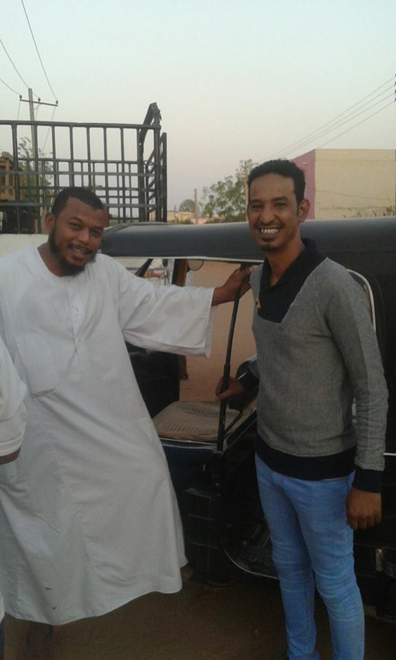 داعية إسلامي سوداني يبدي سعادته بمقابلة الفنان طه سليمان..و"الركشة" ترصد الحدث