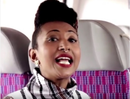 الفنانة السارة ب"مزاج عالي" تشعل حفل برقصة وتكمل الرصة ب (أي أي، وراء وراء وراء).. شاهد الفيديو 1 السارة السودانية