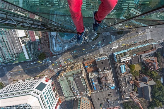 شاهد بالصور.. مراهقون يخاطرون بحياتهم لالتقاط «سيلفي» أعلى برج بشنجهاى 5 سيلفي 1