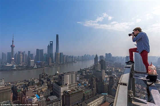 شاهد بالفيديو.. لقطات مروعة لمتهور يتسلق عمودا شاهقا فوق ناطحة سحاب 1 سيلفي 3