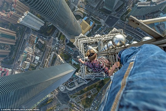 شاهد بالصور.. مراهقون يخاطرون بحياتهم لالتقاط «سيلفي» أعلى برج بشنجهاى 2 سيلفي 4