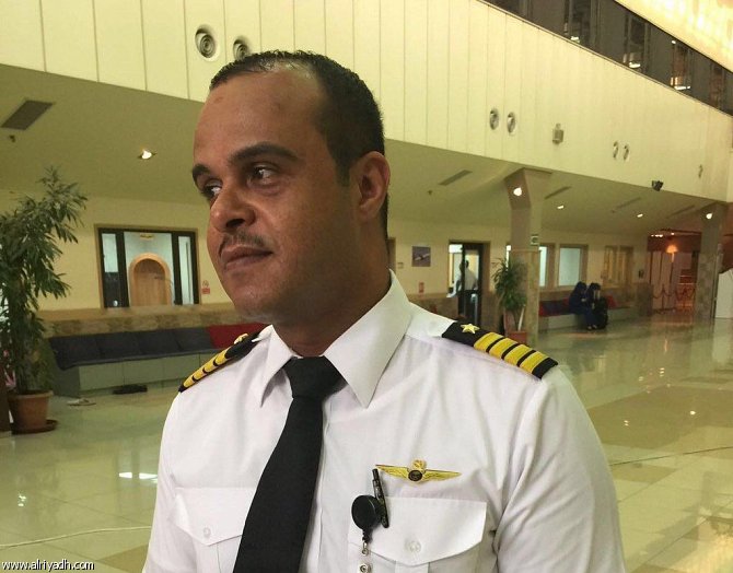 وفاة الطيار وليد قبل هبوط طائرة «السعودية» بمطار الرياض.. كيف تصرف مساعد الطيار؟ 1 وليد بن محمد المحمد