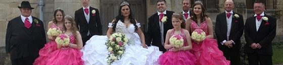 ارتدت عروس يبلغ طولها 160سم فستان زفاف وزنه 63 كيلو جراما والذي صممته بنفسها 1