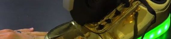 كيف يبيع هذا الرجل أحذيته مقابل 132 ألف دولار؟ 10 حذاء الـ LED المضيء