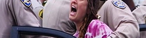 اتهام امرأة ترضع ابنتها ذات الـ 7 سنوات بارتكاب جرائم جنسية 10 سيدة قبض جريمة