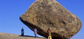 صخرة تتحدي الجازبية في الهند