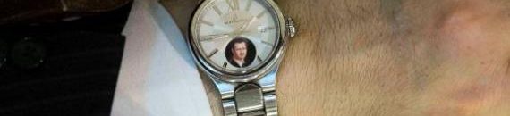 صورة بشار الأسد على ساعة