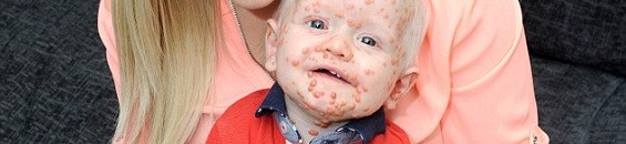 بالفيديو .. رد فعل أم على لعب طفلها بـ«أحمر الشفاة» 10 طفل