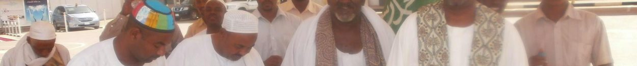 مقطع فيديو يمسح فيه أناس وجوههم من بقايا غسيل أرجل شيخهم