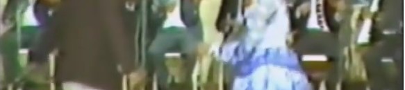 فيديو: وردي يبدع في الكويت (يا بلدي يا حبوب) وفتاة تقبله والحفل يشتعل بالرقص 11 وردي رقص1