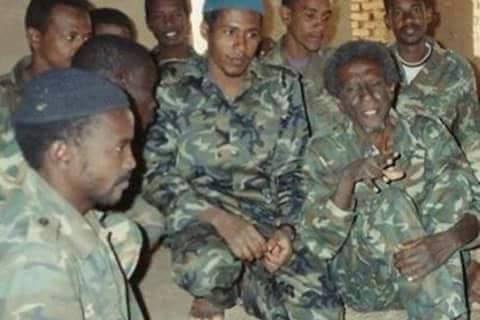 صورة نادرة جداً للصحفي إسحق فضل الله يعود تاريخها للعام 1994 تظهره وهو جالس مع المجاهدين بالزى العسكري 2 صورة نادرة جداً للصحفي إسحق فضل الله يعود تاريخها للعام 1994 تظهره وهو جالس مع المجاهدين بالزى العسكري