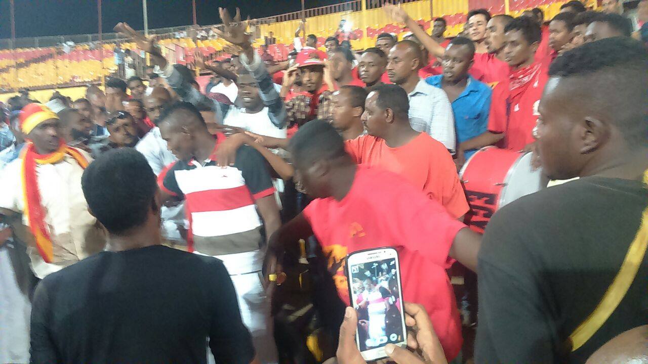 بالصور.. في ظاهرة تعد الأولي من نوعها بالملاعب السودانية..مدافع المريخ أمير كمال يقتحم المدرجات ويؤازر اللاعبين مع الجمهور 2 مدافع المريخ أمير كمال يقتحم المدرجات الشعبية ويؤازر اللاعبين مع الجمهور