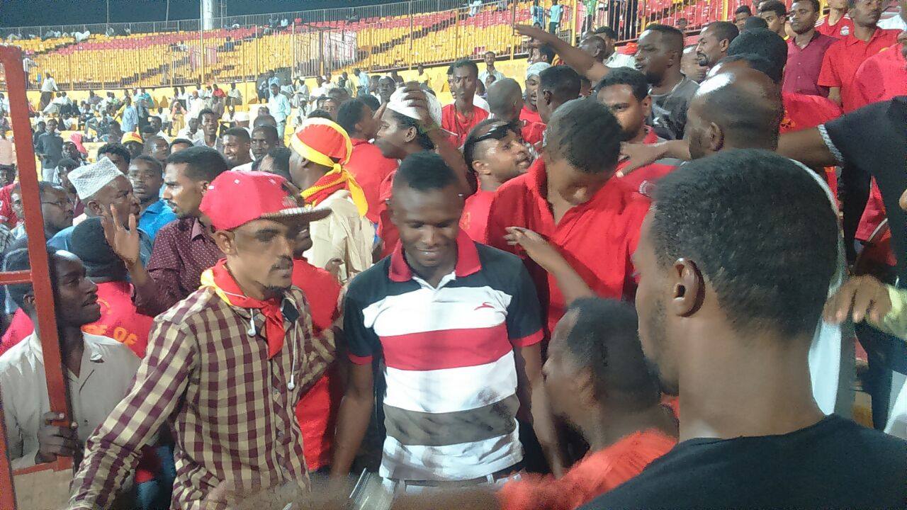 بالصور.. في ظاهرة تعد الأولي من نوعها بالملاعب السودانية..مدافع المريخ أمير كمال يقتحم المدرجات ويؤازر اللاعبين مع الجمهور 4 مدافع المريخ أمير كمال يقتحم المدرجات الشعبية ويؤازر اللاعبين مع الجمهور