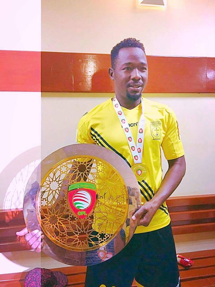 بالصور.. السودانيون أينما ذهبوا وضعوا بصمتهم..اللاعب السوداني سامي الأمين يساعد فريقه العماني على تحقيق بطولة الدوري 1 13043698 1616834058333182 5122561190035553190 n