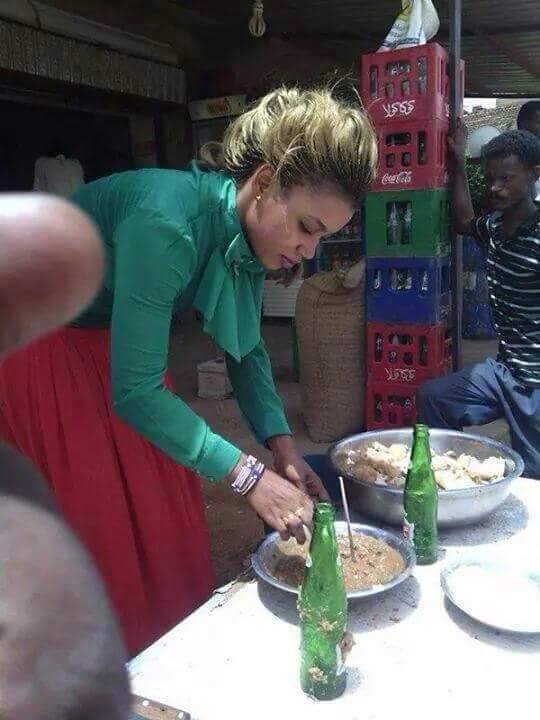 فتاة أثيوبية تصنع "بوش" الفول بأحد شوارع الخرطوم ومحلها أصبح قبلة لعاشقي "الفتة"