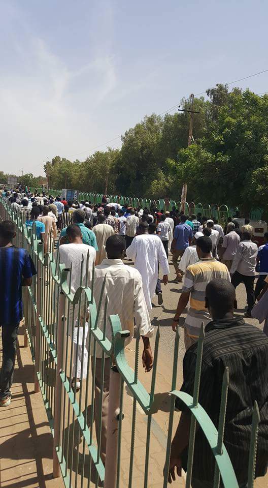 أم درمان تخرج عن بكرة أبيها لتشيع فقيد الدراجة النارية "مصعب" لمثواه الأخير