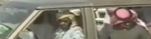 فيديو نادر للشيخ زايد وهو يرمي على رأس محمد بن زايد برتقالة 10 254 5