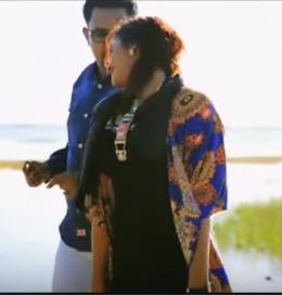 بالصور والفيديو.. فتاة "شهادة عربية" تثير التساؤلات داخل صفحات مواقع التواصل الاجتماعي السودانية بسبب رقصاتها 5 فتاة "شهادة عربية" تثير التساؤلات داخل صفحات مواقع التواصل الاجتماعي السودانية بسبب رقصاتها